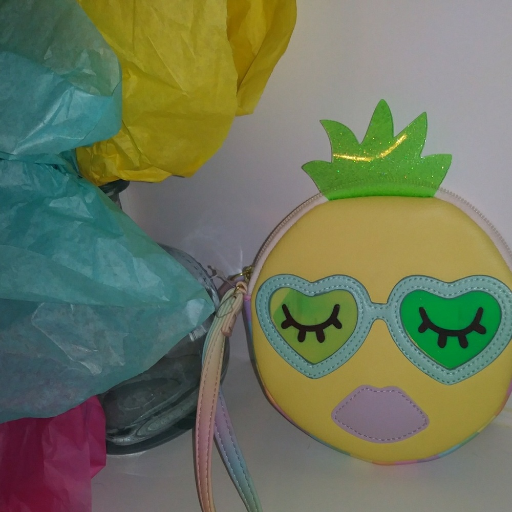 NWT- Betsey Johnson wristlet - Picture 2 of 3